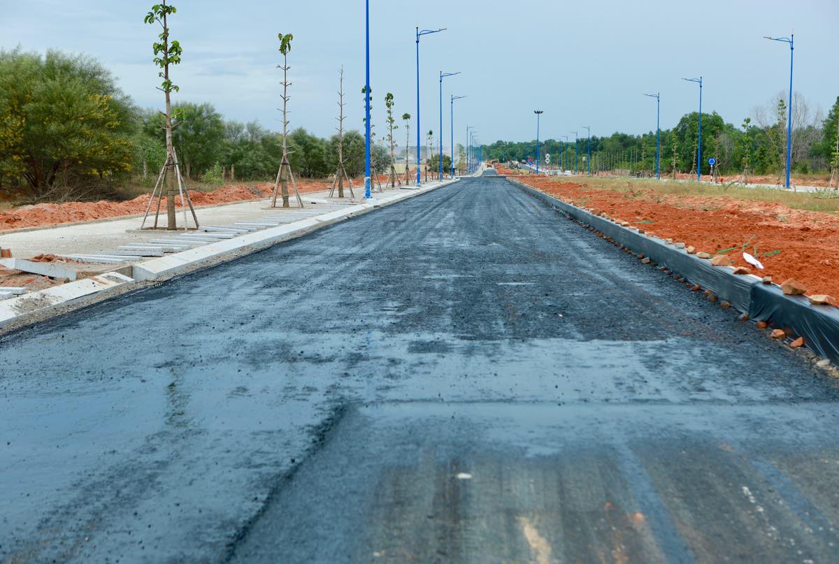 Vi tri gan cuoi duong dang duoc tham nhua. Anh: Duy Tuan 