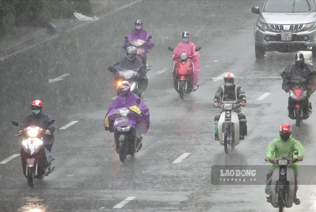 Hanoi weather forecast: scattered light rain tomorrow, December 11. Photo: Tung Giang