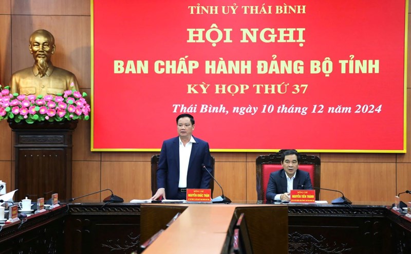 Mr. Nguyen Khac Than - Secretary of the Provincial Party Committee, Chairman of the People's Committee of Thai Binh province gave a speech at the conference. Photo: Nam Hong