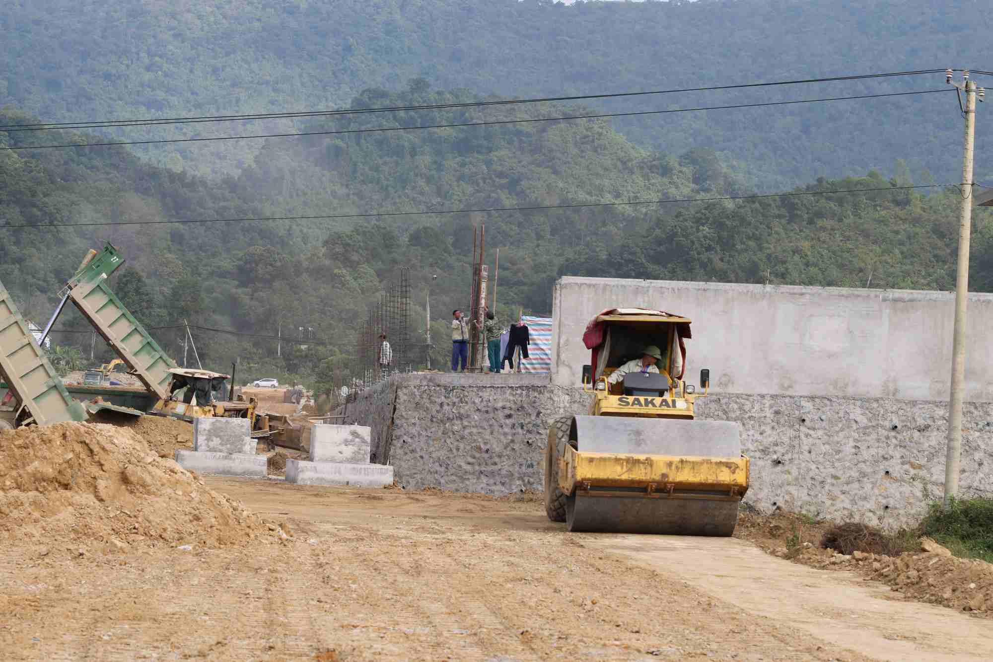 Workers and machinery work slowly at the project. Photo: Minh Nguyen
