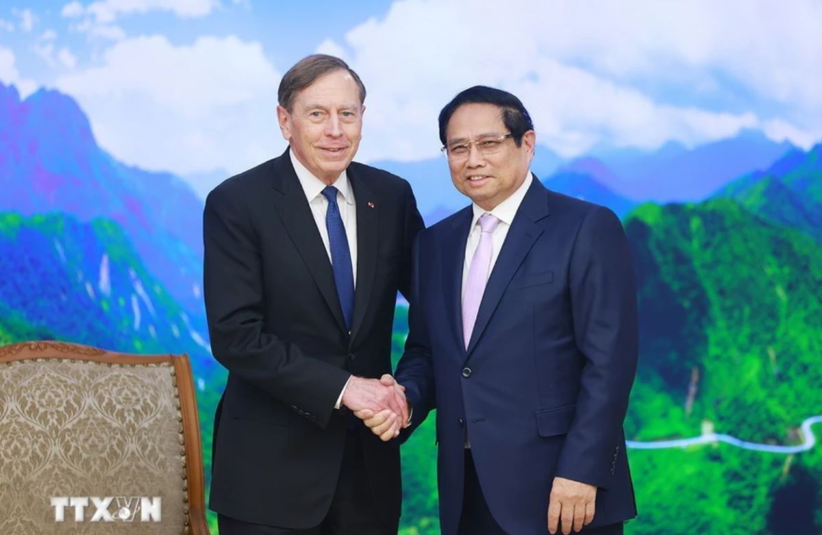 Prime Minister Pham Minh Chinh received Mr. David Petraeus, leader of KKR Investment Fund. Photo: VNA