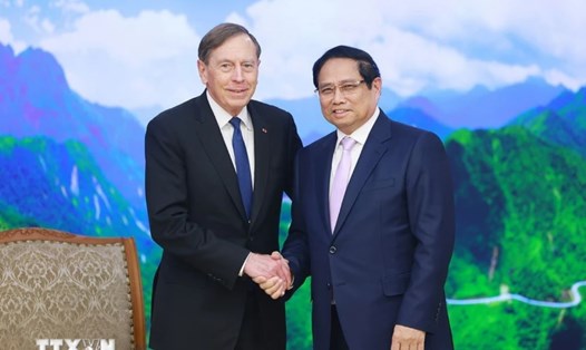 Thủ tướng Chính phủ Phạm Minh Chính tiếp ông David Petraeus, lãnh đạo Quỹ đầu tư KKR. Ảnh: TTXVN