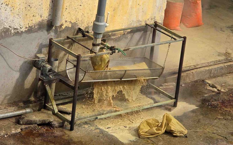 Production and waste discharge activities causing pollution of An Huy Joint Stock Company at Phuc Khanh Industrial Park, Thai Binh City (recorded on November 29). Photo: Trung Du