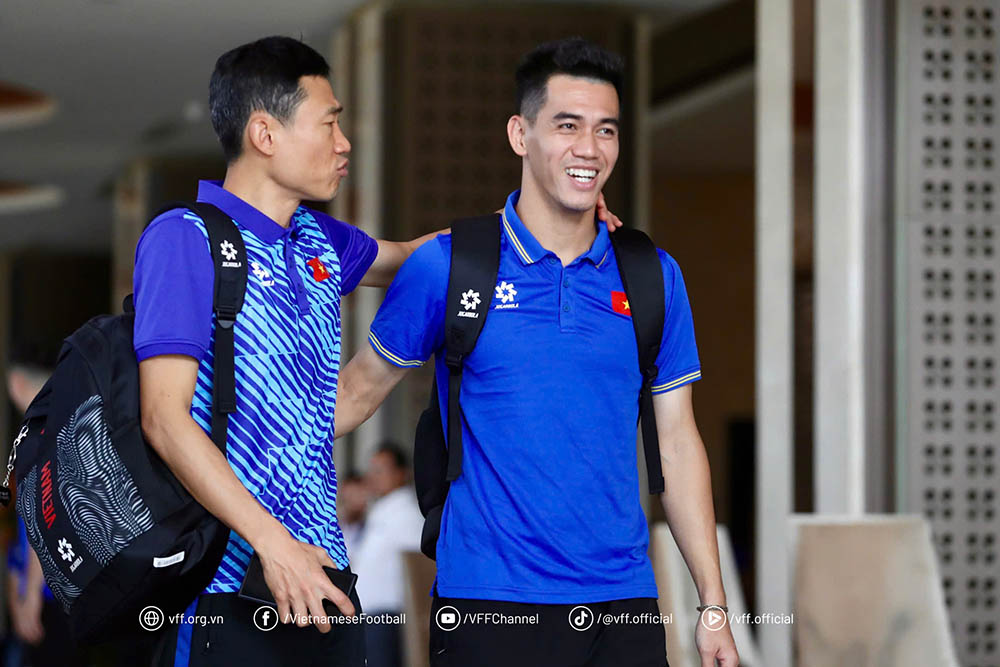 Vietnamese players leave Laos to return home after the opening match of ASEAN Cup 2024. Photo: VFF