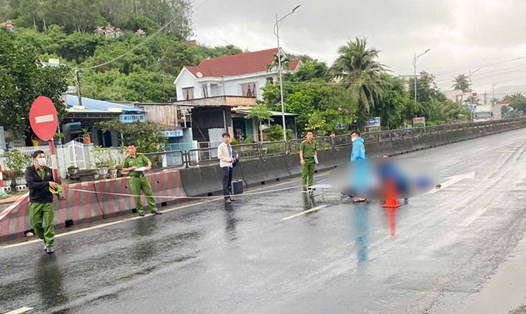 Hiện trường vụ tai nạn khiến người đàn ông tử vong trên QL1 qua Phú Yên. Ảnh: Minh Hằng