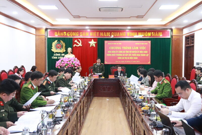 Son La police met to discuss and agree to establish Moc Chau town police. Photo: Cao Thien