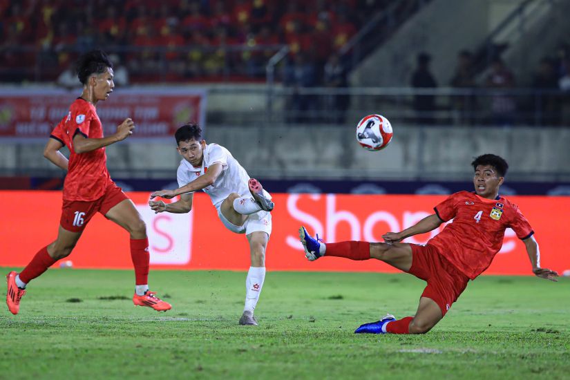 Nguyen Hai Long was the one who scored the opening goal for the Vietnam team against Laos. Photo: Minh Dan
