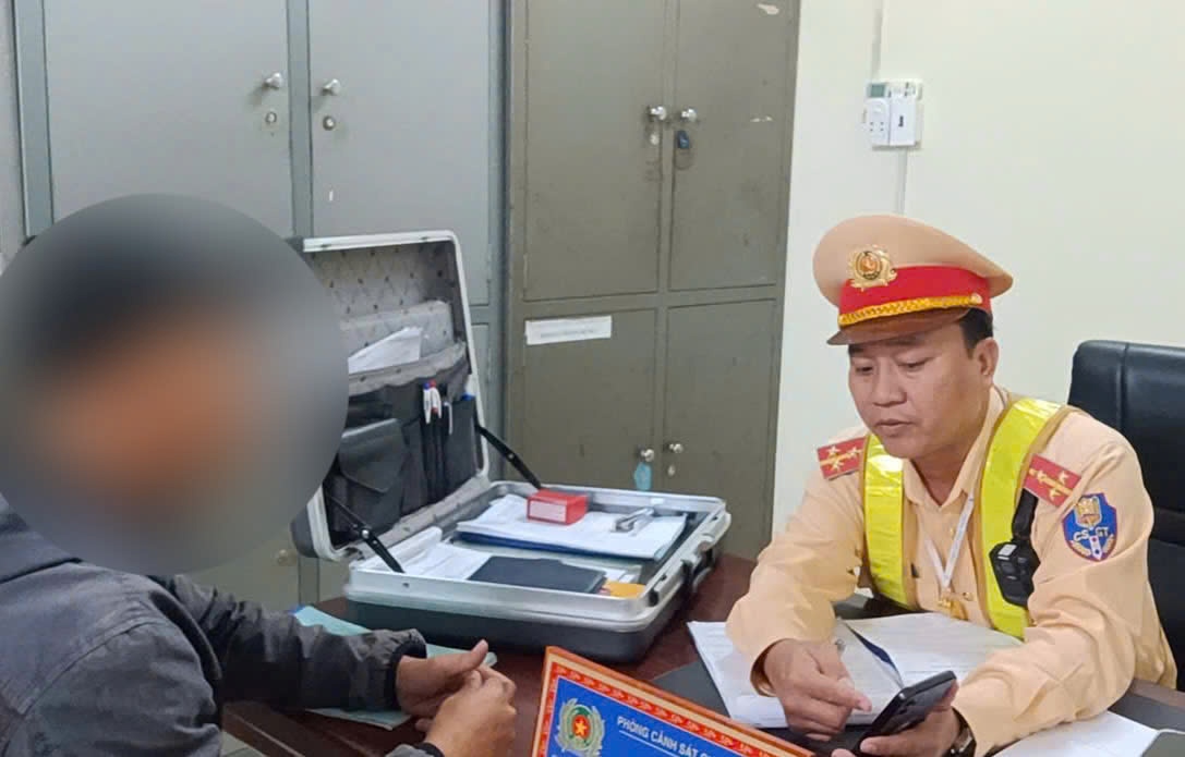 A bus driver was punished for using his phone while driving. Photo: Minh Quynh