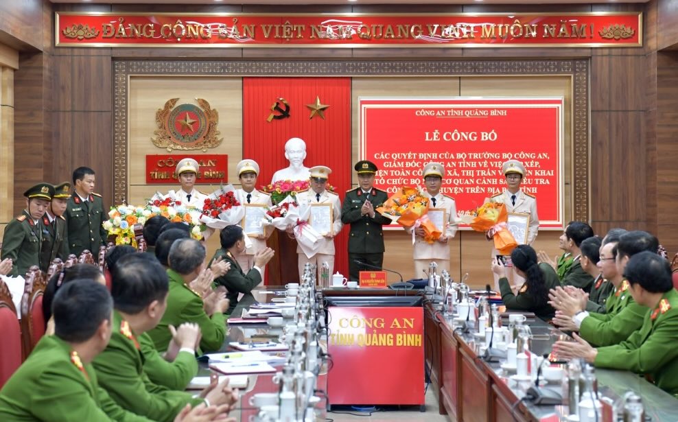 Provincial police presented decisions and flowers to police officers of newly merged communes and towns. Photo: Quang Binh Police