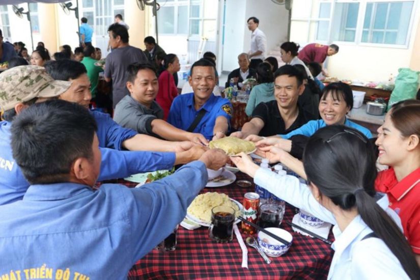 Workers far from home enjoy Tet Sum Vay at the Union's Year-end meal organized by Khanh Hoa Labor Federation. Photo: Phuong Linh