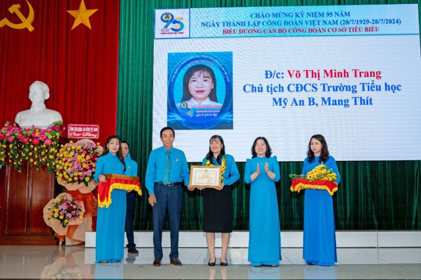 Ms. Vo Thi Minh Trang - President of the Trade Union of My An B Primary School, Mang Thit District at the Ceremony to commend outstanding Trade Union officials in 2024. Photo: Vinh Long Provincial Labor Federation
