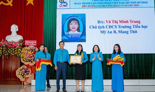 Cô Võ Thị Minh Trang - Chủ tịch CĐCS Trường Tiểu học Mỹ An B, huyện Mang Thít tại Lễ biểu dương cán bộ CĐCS tiêu biểu năm 2024. Ảnh: LĐLĐ tỉnh Vĩnh Long