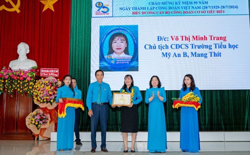 Ms. Vo Thi Minh Trang - President of the Trade Union of My An B Primary School, Mang Thit District at the Ceremony to commend outstanding Trade Union officials in 2024. Photo: Vinh Long Provincial Labor Federation