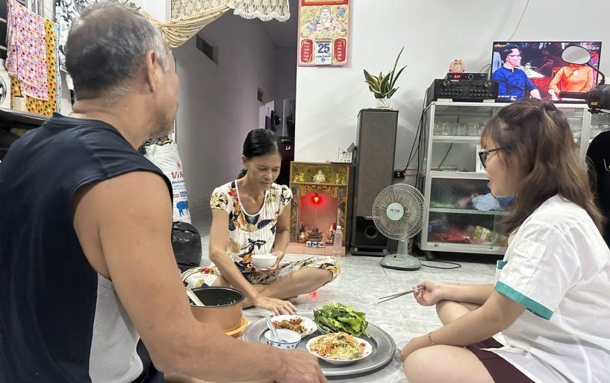 Ms. Huynh Thi Thanh Ngan - a worker at Ty Dat Company (right cover) and her family gather around the dinner table after work. Photo: Ngan Tam
