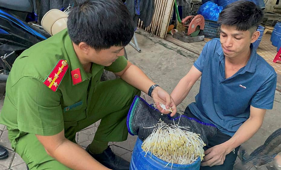 Cong an TP Quang Ngai kiem tra gia tam hoa chat o co so cua ong Dao Van Lap o TP Quang Ngai. Co so nay “Vi pham quy dinh ve an toan thuc pham“. Anh: Thanh Hai