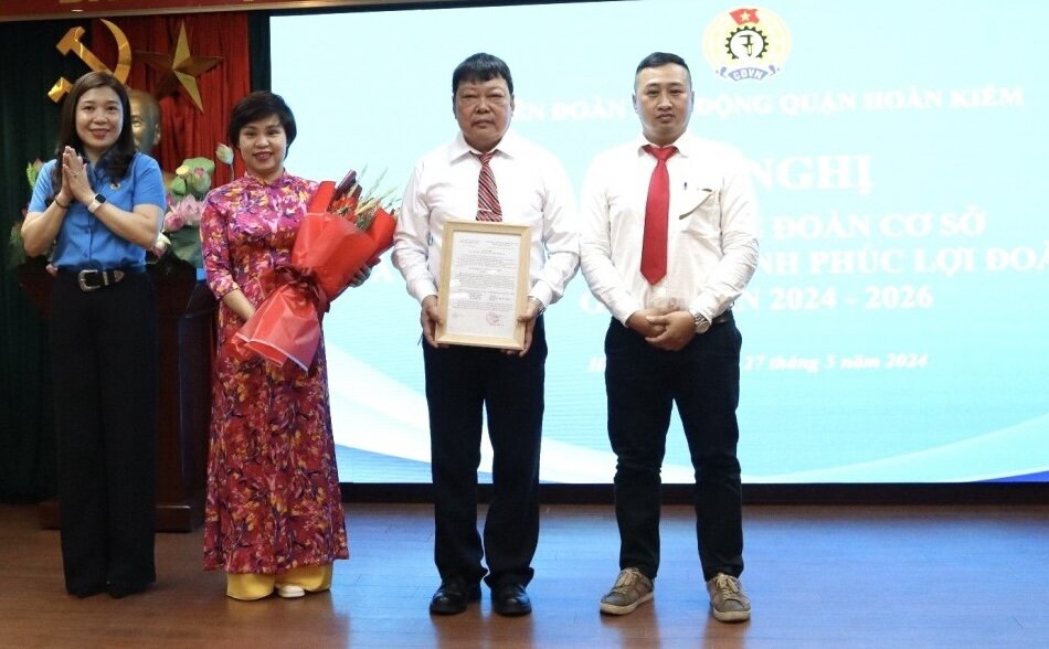 Ms. Le Hoang Thuy Van - President of Hoan Kiem District Labor Federation presented the Decision to admit union members and establish the grassroots union of Duc Minh Express Delivery Joint Stock Company. Photo: Grassroots Union