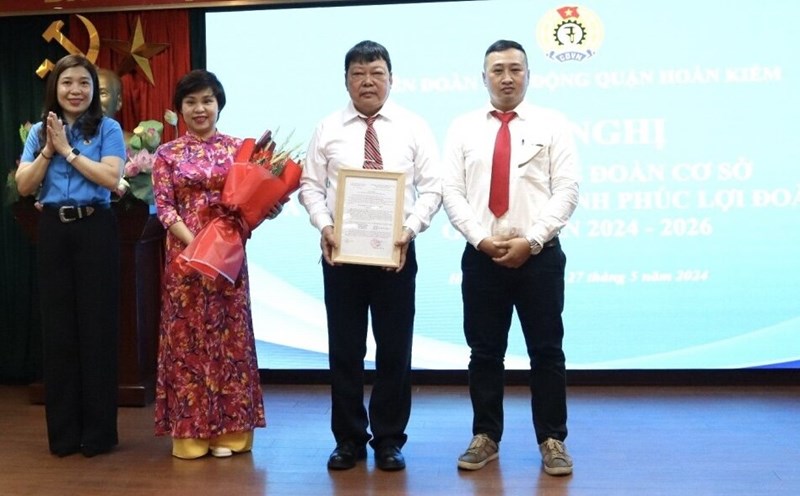 Ms. Le Hoang Thuy Van - President of Hoan Kiem District Labor Federation presented the Decision to admit union members and establish the grassroots union of Duc Minh Express Delivery Joint Stock Company. Photo: Grassroots Union