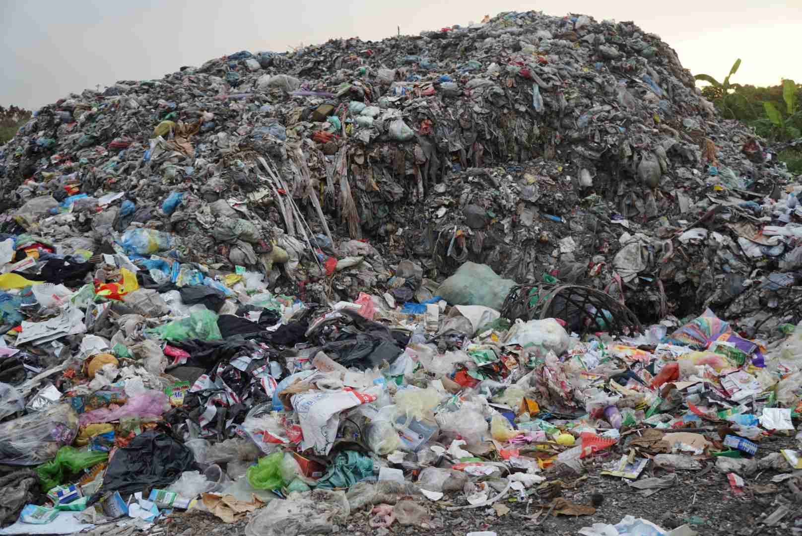 The landfill in Thanh Quang commune, Thanh Ha, Hai Duong is congested and piled up. Photo: Cong Hoa