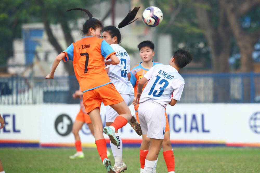 Son La (orange shirt) held Hanoi II to a draw in the qualifying round of the 2024 National Women's Cup. Photo: VFF