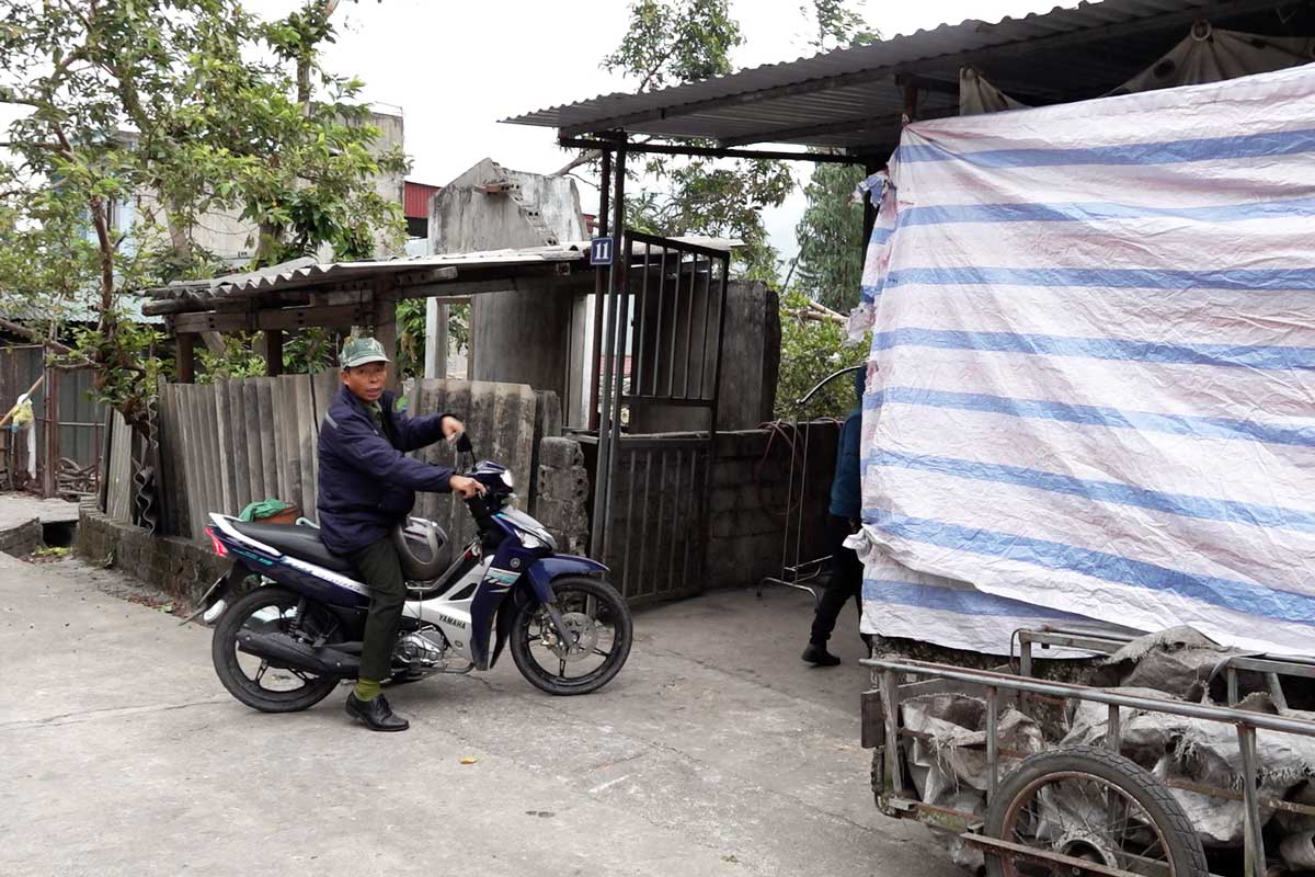 In areas where it is not safe for residents to return home, security forces in Quang Hanh ward (Cam Pha, Quang Ninh) are on duty 24/7 and do not allow people to return to sleep overnight. Photo: Doan Hung