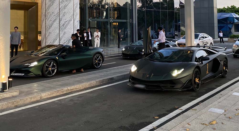 Two Lamborghini Aventador SVJ and a Ferrari SF90 Spider attracted attention when they appeared together in Ho Chi Minh City. Photo: Le Son
