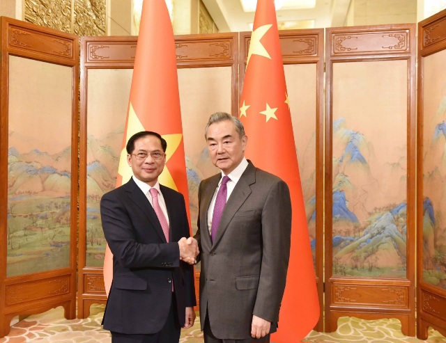 Deputy Prime Minister and Minister of Foreign Affairs Bui Thanh Son and Director of the Office of the Foreign Affairs Committee, Chinese Foreign Minister Wang Yi. Photo: Ministry of Foreign Affairs