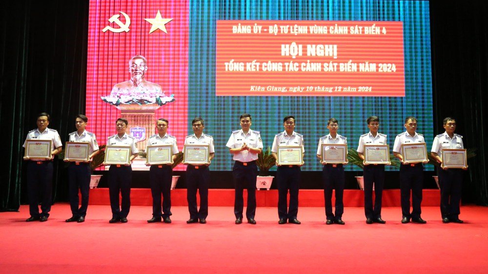 Major General Tran Van Luong, Commander of Coast Guard Region 4, presented certificates of merit to collectives with outstanding achievements in the emulation movement "Determined to Win" in 2024. Photo: Command of Coast Guard Region 4