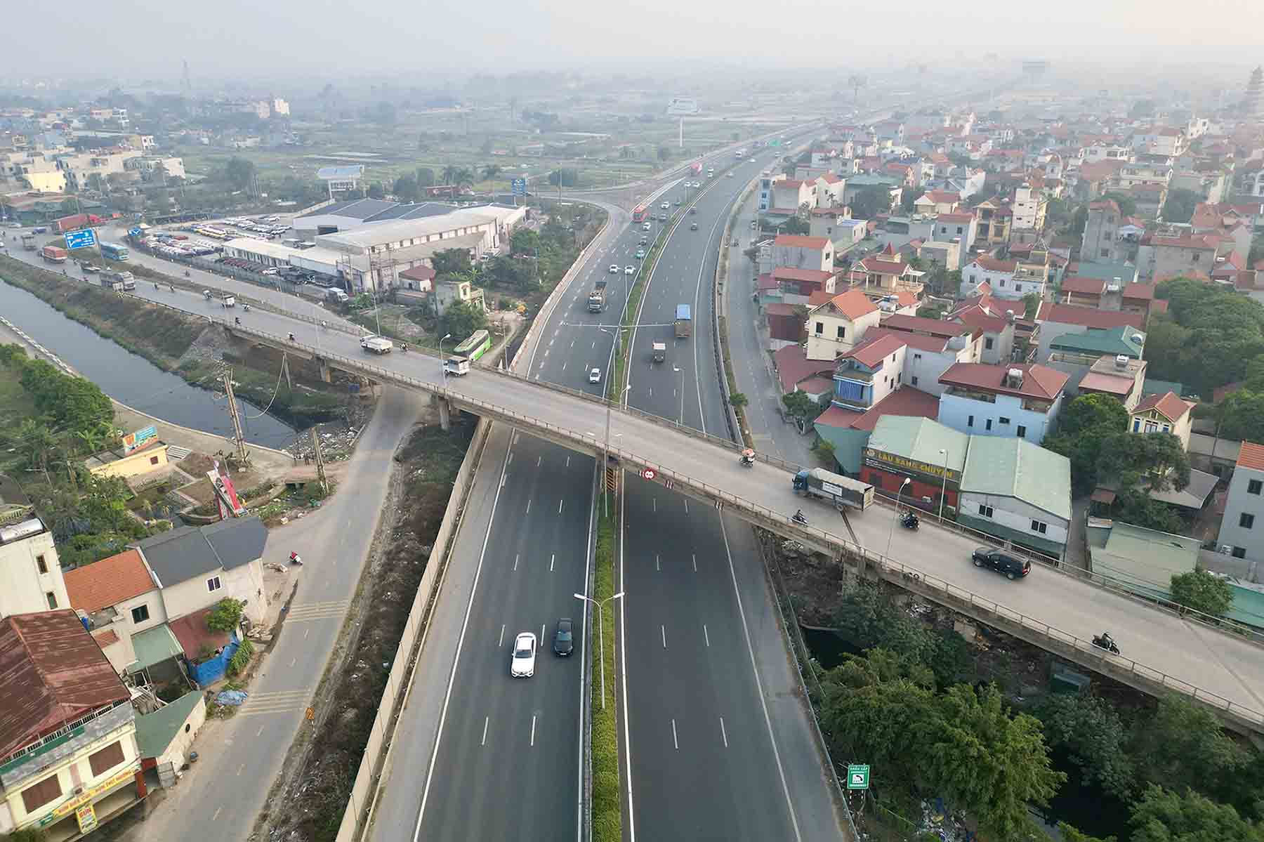 Phap Van - Cau Gie Expressway, section through Thuong Tin district, Hanoi. Photo: Huu Chanh