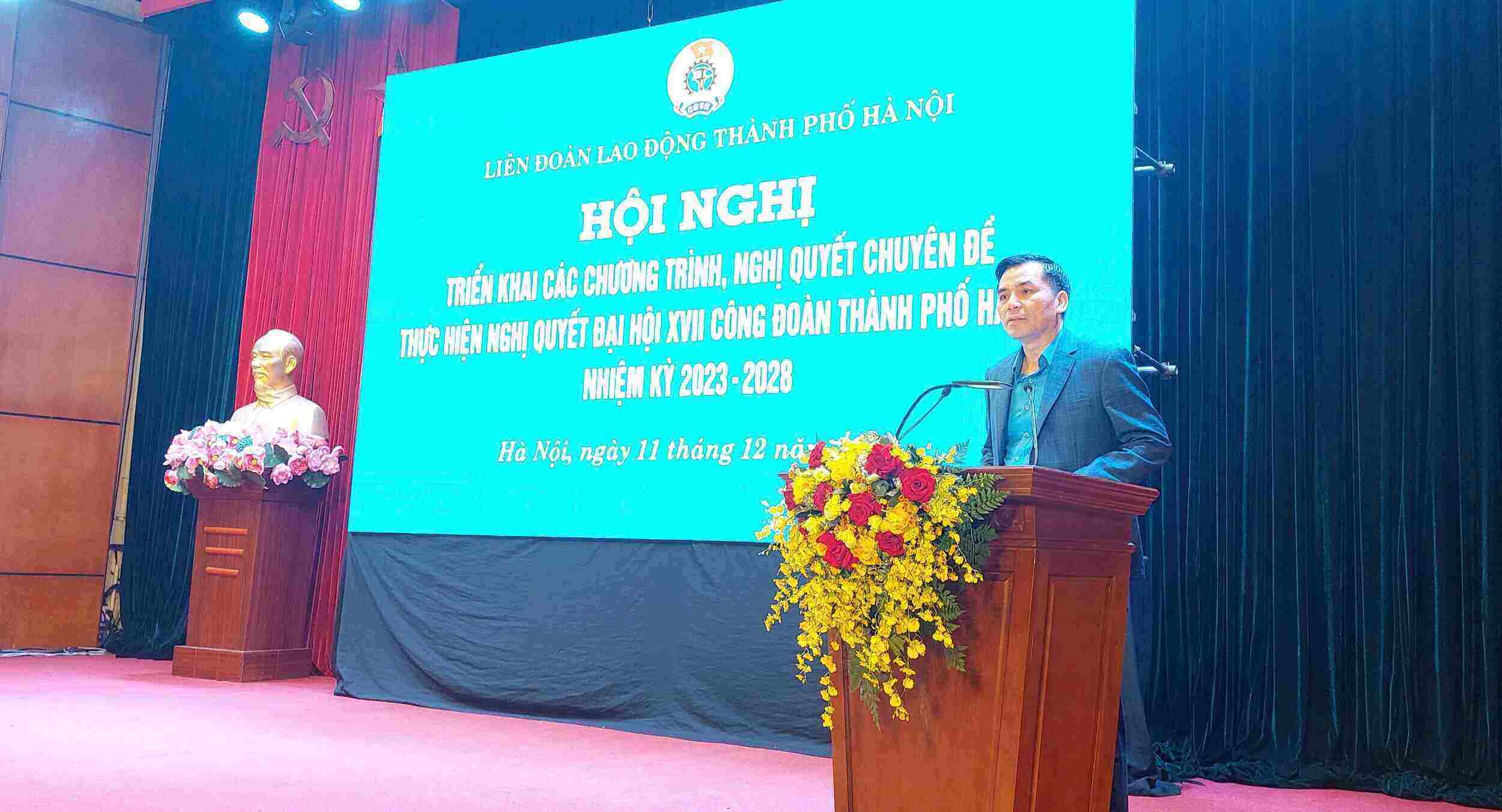 Mr. Le Dinh Hung - Permanent Vice President of Hanoi City Labor Confederation - opened the conference to deploy thematic Programs and Resolutions to implement the Resolution of the 17th Hanoi City Labor Union Congress. Photo: Ngoc Anh