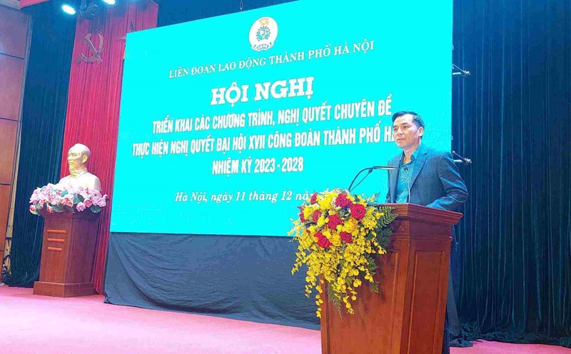 Mr. Le Dinh Hung - Permanent Vice President of Hanoi City Labor Confederation - opened the conference to deploy thematic Programs and Resolutions to implement the Resolution of the 17th Hanoi City Labor Union Congress. Photo: Ngoc Anh