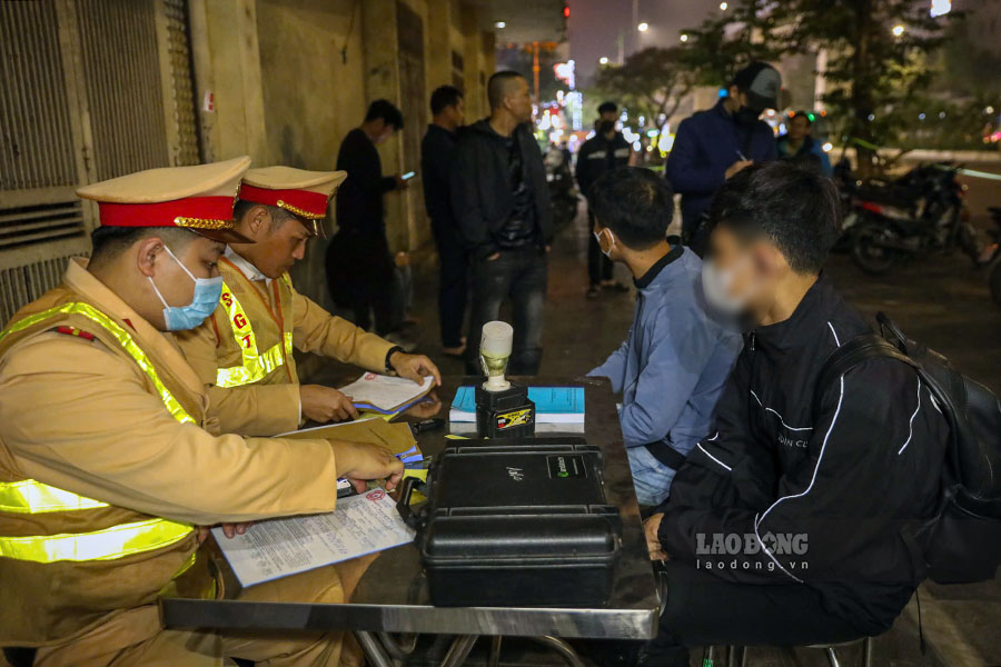 Cac truong hop vi pham duoc lap bien ban tai cho. Theo Dai ta Nguyen Ngoc Quyen - Truong Cong an quan Ha Dong, luc luong 141H phai dam bao tinh thong nhat trong chi dao, dieu hanh, gan ket chat che voi cong tac tuan tra phong, chong toi pham. Ben canh do, luc luong 141H tang cuong trinh sat tren khong gian mang, xu ly triet de cac tai khoan dang tai thong tin tieu cuc, anh huong den hoat dong cua luc luong.