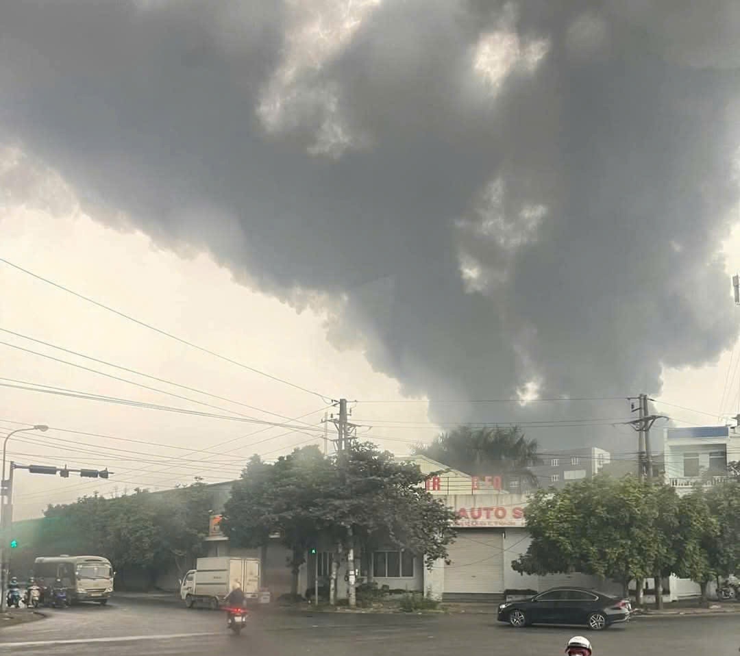 Fire at a company in Hoa Xa Industrial Park (Nam Dinh City). Photo: Nam Dinh Community