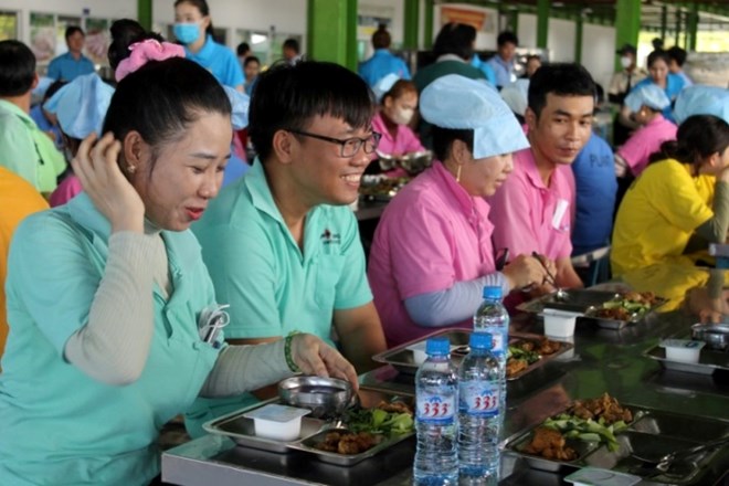 Union members at Hwaseung Rach Gia Co., Ltd. eat a Union Meal together. Photo: Xuan Nhi