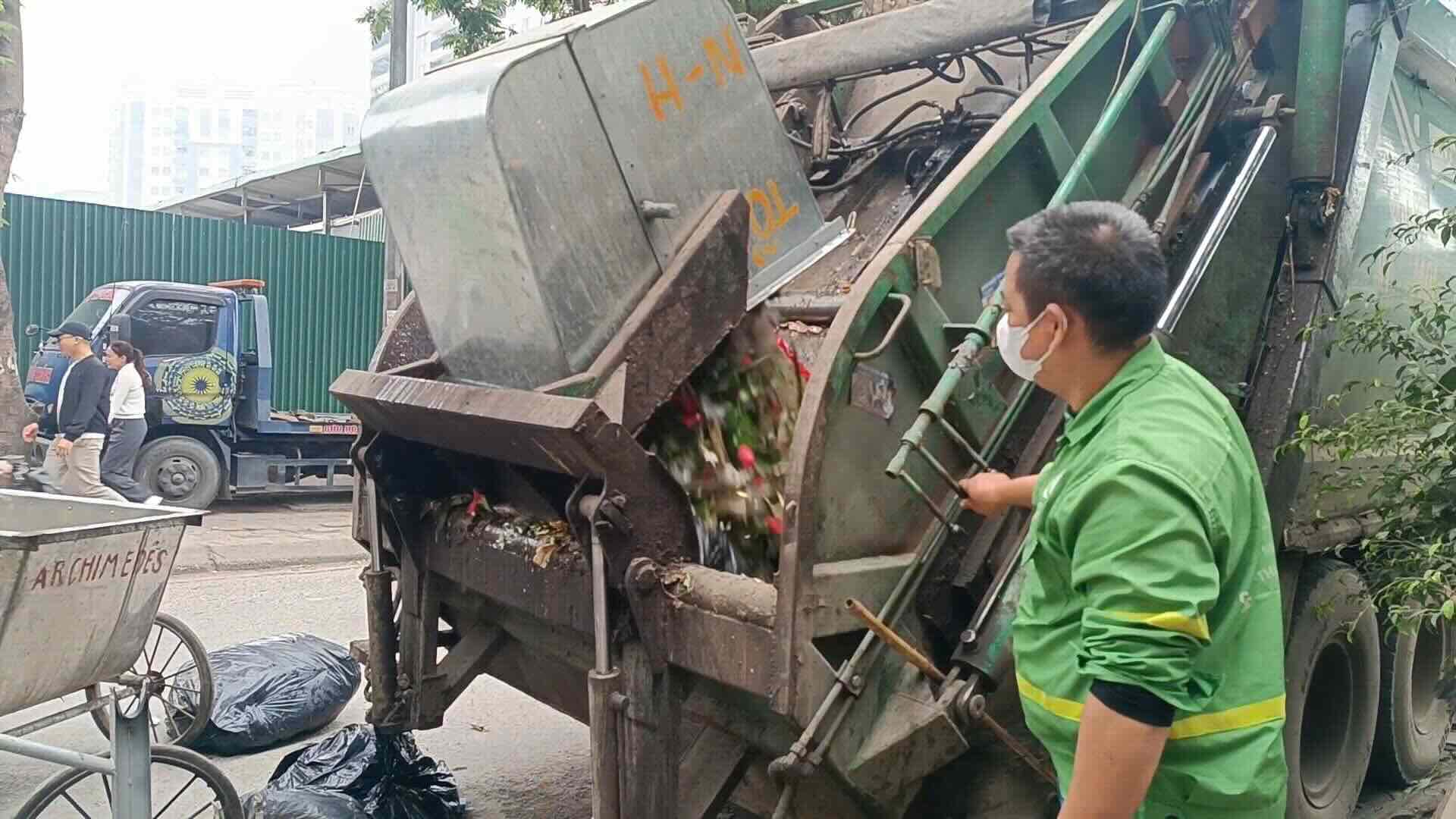 Do khong co du cac thung rac hay xe rac rieng biet de phan loai nen khi dua len xe chuyen den cac bai xu ly, rac deu thu ve chung mot loai. Anh: Hao Thien