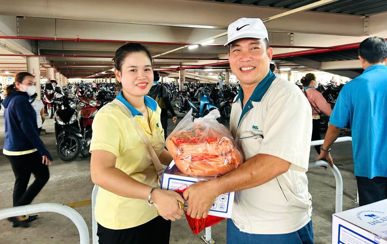 TKG Taekwang Vina Joint Stock Company's grassroots union gives gifts to union members and workers. Photo: Provided by the union