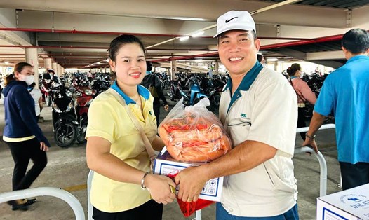 Công đoàn cơ sở Công ty Cổ phần TKG Taekwang Vina tặng quà cho đoàn viên, công nhân lao động. Ảnh tư liệu: Công đoàn cung cấp