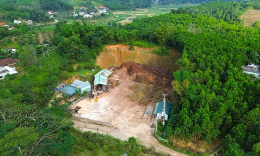 Xưởng gỗ khoét núi "mọc" lên ở vùng cao Hòa Bình. Ảnh: Khánh Linh