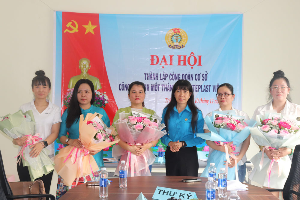Ms. Nguyen Thi Kim Lien, Chairwoman of Tay Ninh Economic Zone Trade Union, presented flowers to congratulate the Executive Board of the company's Trade Union. Photo: Tran Quoc Huy