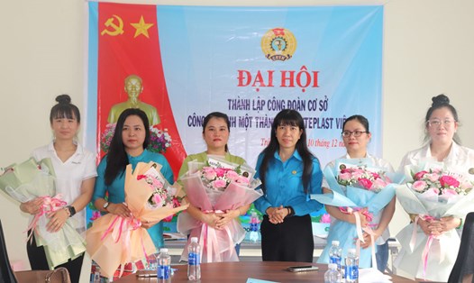 Bà Nguyễn Thị Kim Liên, Chủ tịch Công đoàn Khu kinh tế Tây Ninh tặng hoa chúc mừng Ban Chấp hành Công đoàn cơ sở công ty. Ảnh: Trần Quốc Huy