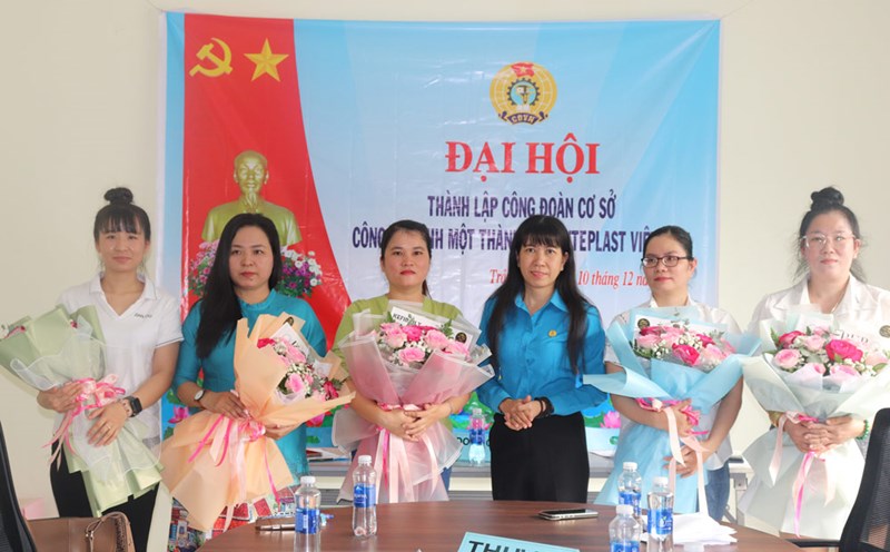 Ms. Nguyen Thi Kim Lien, Chairwoman of Tay Ninh Economic Zone Trade Union, presented flowers to congratulate the Executive Board of the company's Trade Union. Photo: Tran Quoc Huy