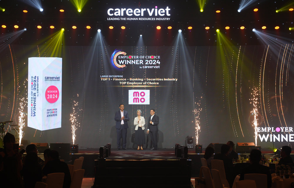 Ms. Nguyen Thi Bich Thuy, MoMo's HR Director, received the award at "Employer of Choice 2024". Photo: Provided by DN