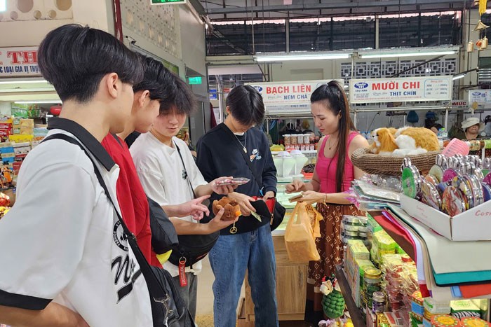 Tourists visit and shop at Han Market, Da Nang. Photo: Thuy Trang