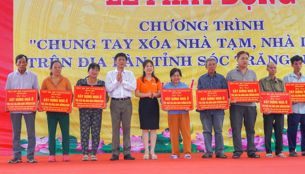 Ong Lam Van Man - Uy vien Trung uong Dang, Bi thu Tinh uy Soc Trang trao tang nha cho cac ho kho khan ve nha o tren dia ban huyen Long Phu. Anh: Phuong Anh