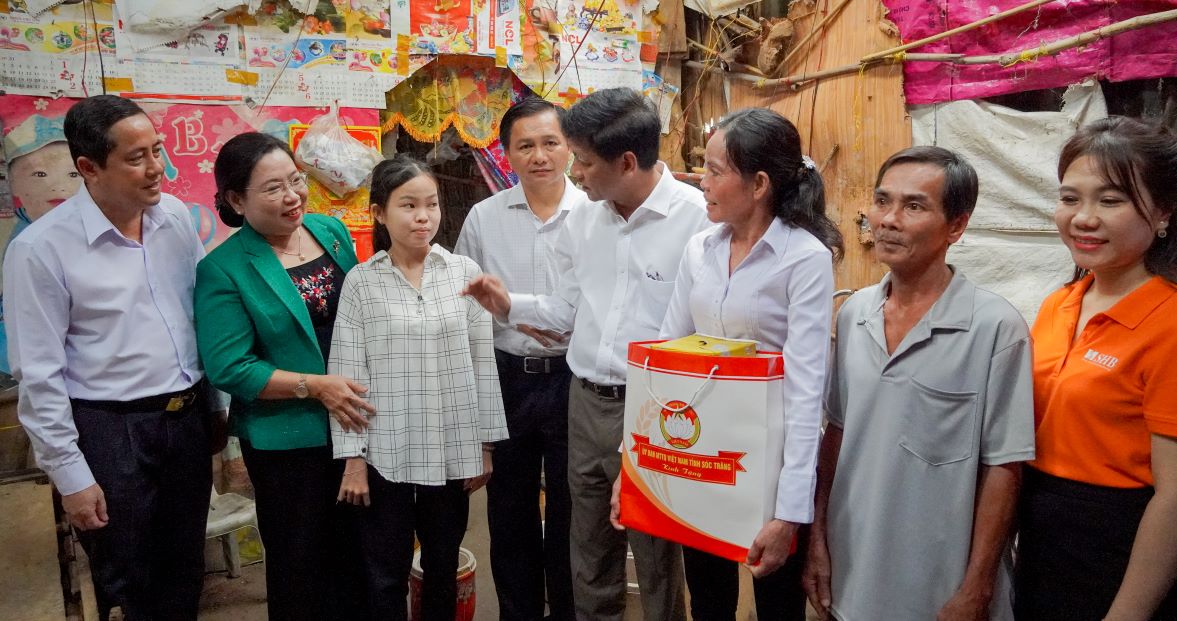 Lanh dao Tinh uy, UBND, UB MTTQ Viet Nam tinh Soc Trang tham hoi, dong vien mot ho kho khan ve nha o tren dia ban huyen Long Phu. Anh: Phuong Anh