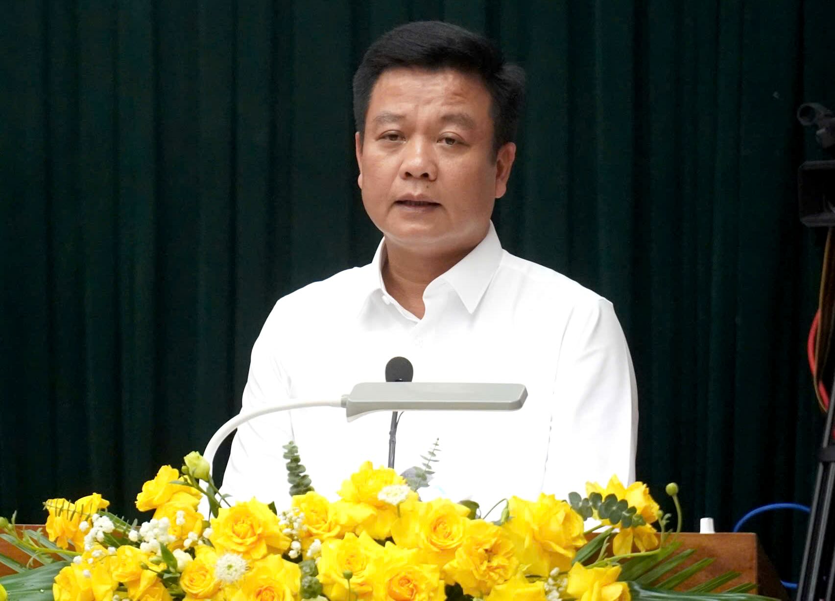 Director of the Department of Agriculture and Rural Development of Quang Binh province Tran Quoc Tuan informed about carbon credit payment. Photo: T. Van