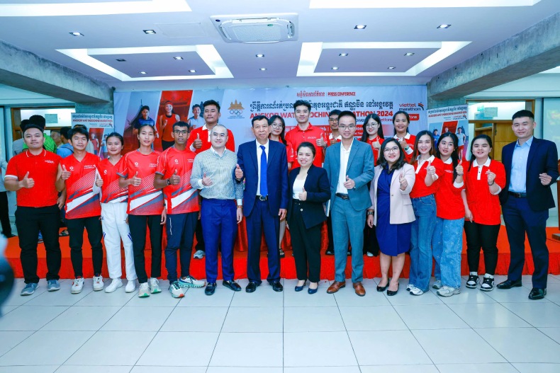 The organizers and Cambodian athletes participating in the Viettel Marathon. Photo: BTC