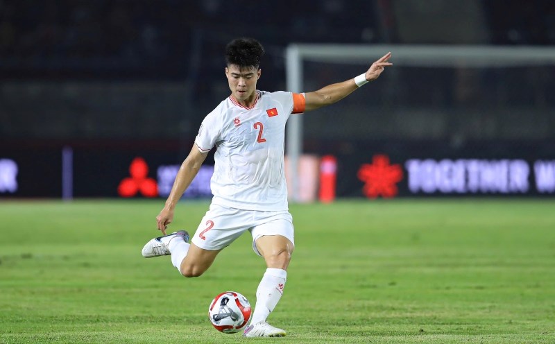 Center back Duy Manh needs to calmly handle situations in the Vietnam team's penalty area to avoid making regrettable mistakes. Photo: Minh Dan