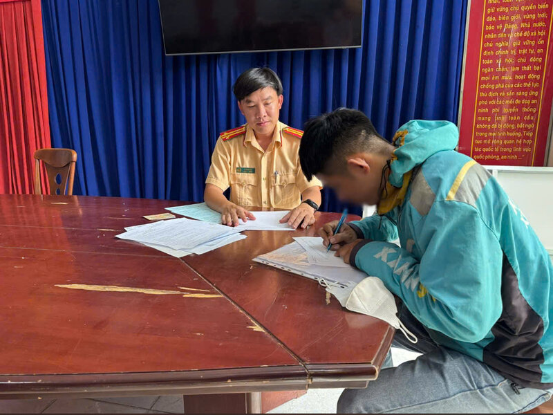 The male technology car driver was invited to work with the traffic police and fined. Photo: PC08