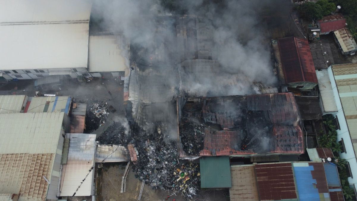 Fire at a company in Hoa Xa Industrial Park (Nam Dinh City). Photo: Luong Ha