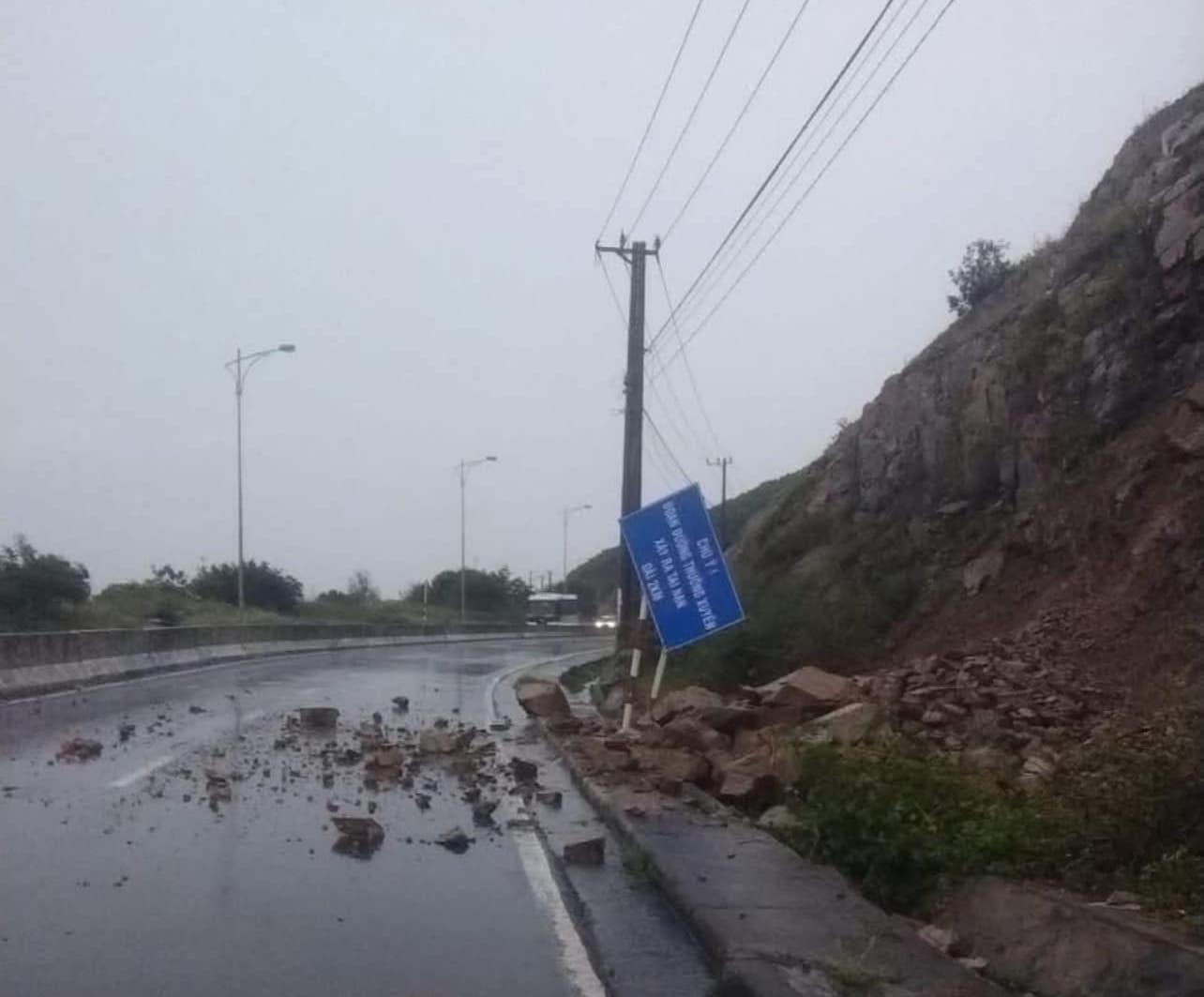 Heavy rain caused landslides at some locations on Cu Hin Pass in Nha Trang. Photo: Vinh Truong
